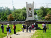Die Geschichte zum Königin-Victoria-Denkmal wird den Wanderfreunden nahegebracht