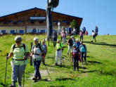 Ein Teil des Abstiegs von der Bergstation liegt bereits hinter den Wanderern