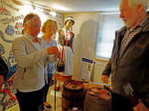 Im Museum lässt Burkhard Büdel die beiden OWK´lerinnen ausprobieren
