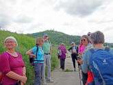 Gleich geht´s auf dem Blütenweg weiter - im Hintergrund das Auerbacher Schloß