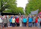 Die Kinder und Erwachsenen überbrückten die Zeit bis zur Busankunft mit einem Gruppenfoto