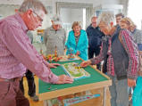 Im Spielzeugmuseum wurden interessiert frühere Spielsachen ausprobiert