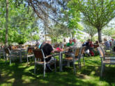 Im Steinbrücker Hof ist im lauschigen Schatten gut Essen und Trinken zu genießen