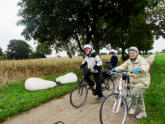 Am Wegesrandd liegen " Ausruhe-Kieselsteine " des RegionalPark Weges