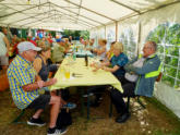 Entspannt und plaudernd genießen die OWK`ler das Grillfest