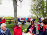 Im Hof der Lichtenburg ist Essen und Trinken, also Picknick, angesagt