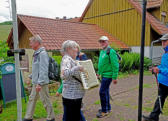 Die Wanderer werden mit Musik empfangen
