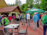 Die Wandergruppe wird musikalisch verabschiedet an der Daumsmühle