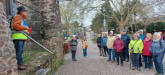 Begrüßung der Wanderschar an der Stadtmauer mit Hinkelsturm