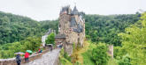 ...und plötzlich taucht die Burg Eltz inmitten des Waldes auf